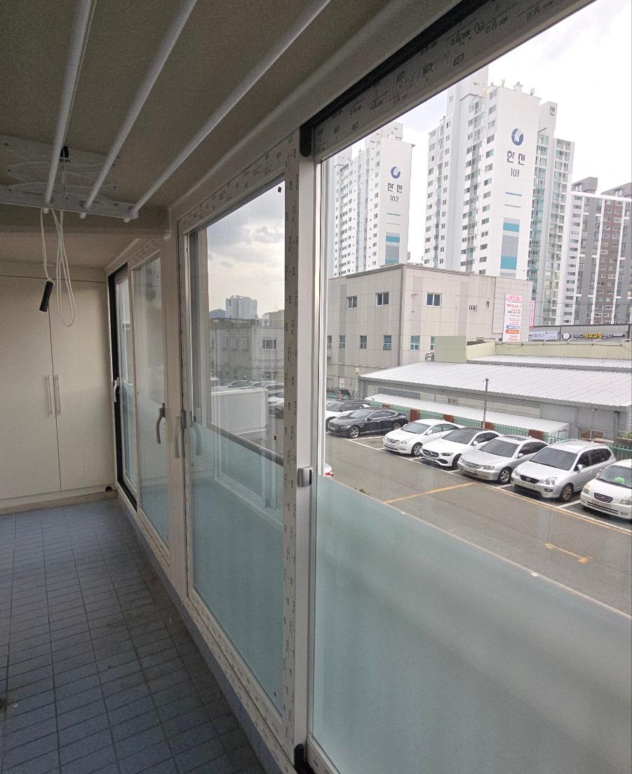 투명 유리가 설치된 깨끗한 발코니 모습