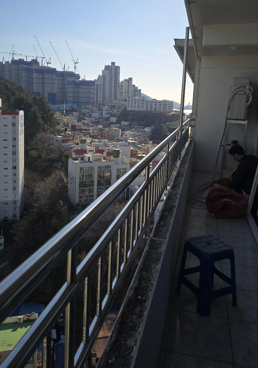 기존 난간대와 창호를 철거하던 공사 현장