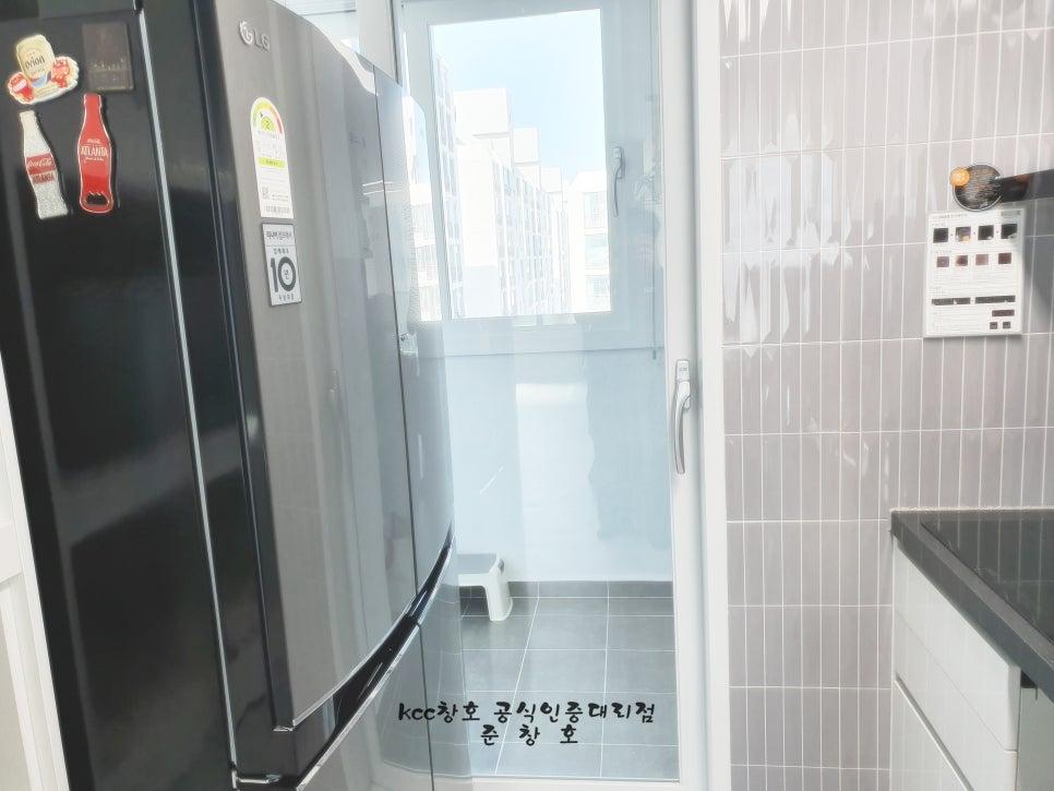 회색 타일과 슬라이딩 도어가 있는 주방