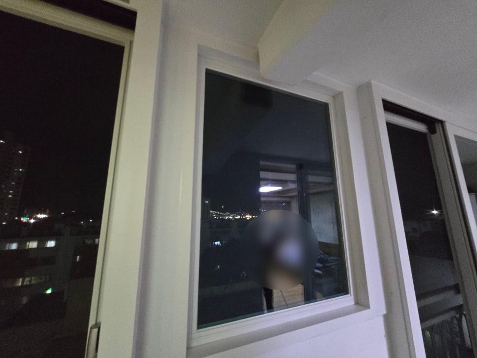 야간 도시 풍경이 비치는 창호 프레임 근접 컷