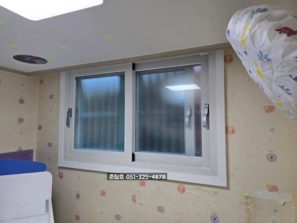 별 모양 장식 천장과 흰색 창호가 설치된 아이방 모습