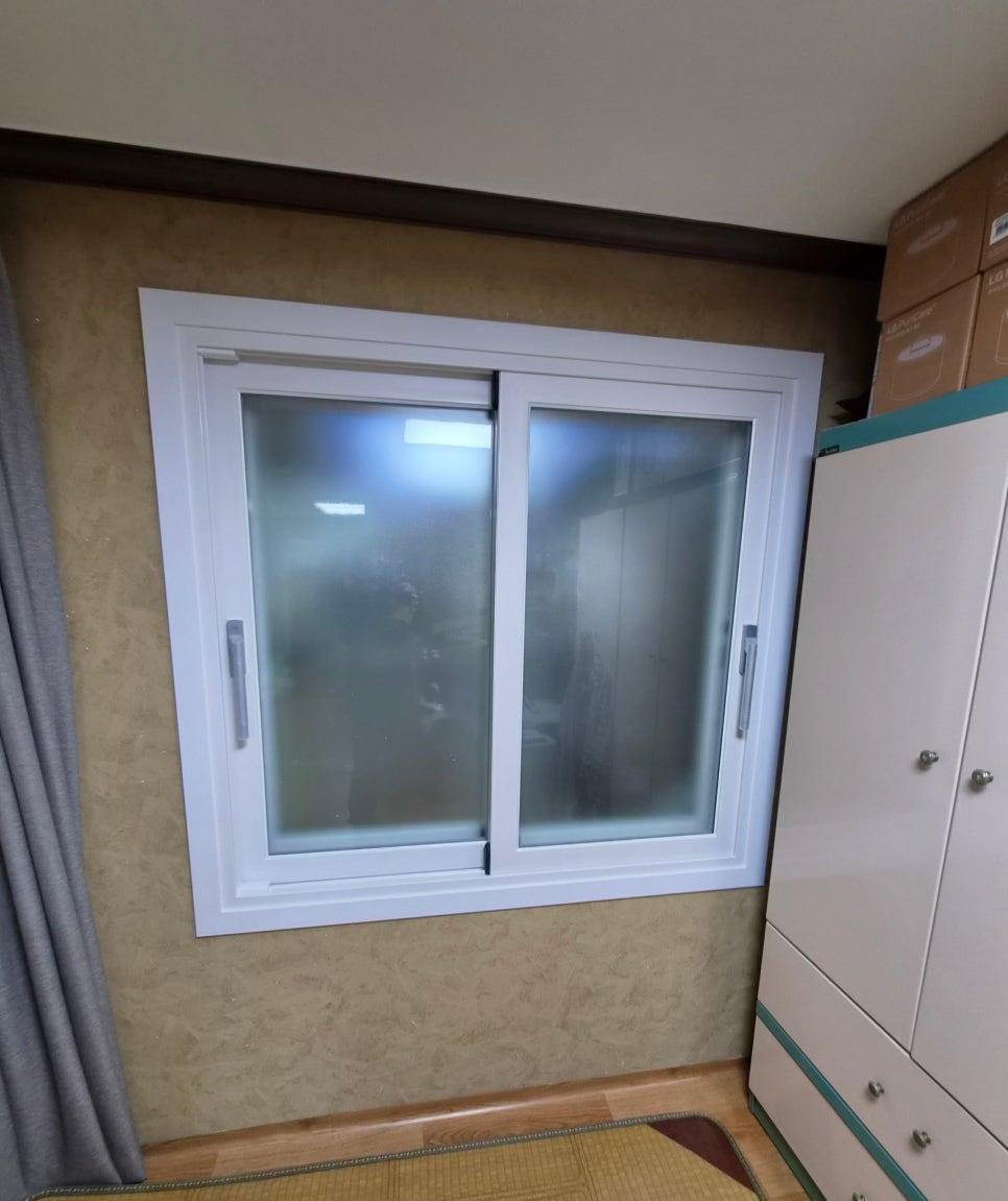 베이지색 수납장과 흰색 프레임 창호의 조화