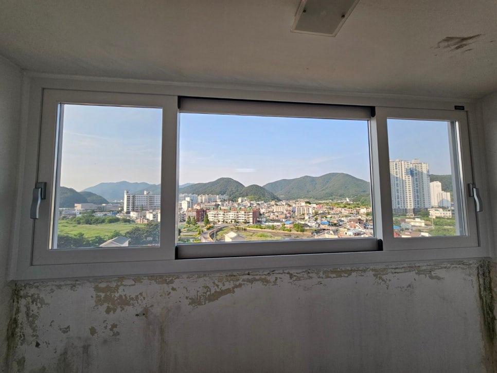 마감 전 흠집이 보이는 창호 프레임 근접 샷