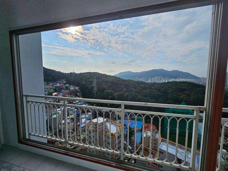 바닥 타일 위로 고정 중인 창호 프레임