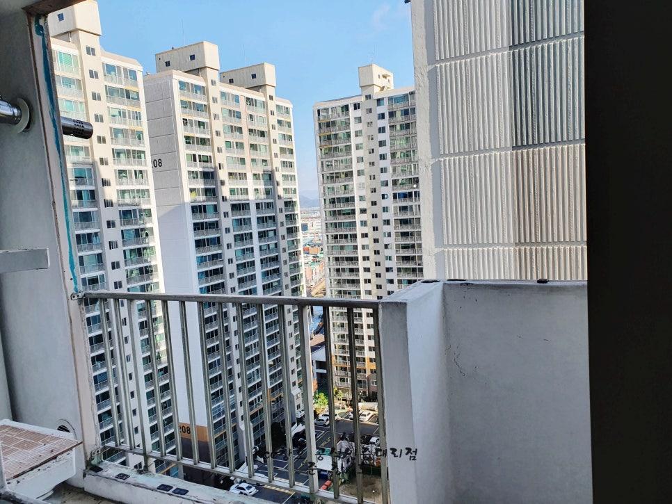 주변 아파트 단지 풍경이 담긴 발코니 전경