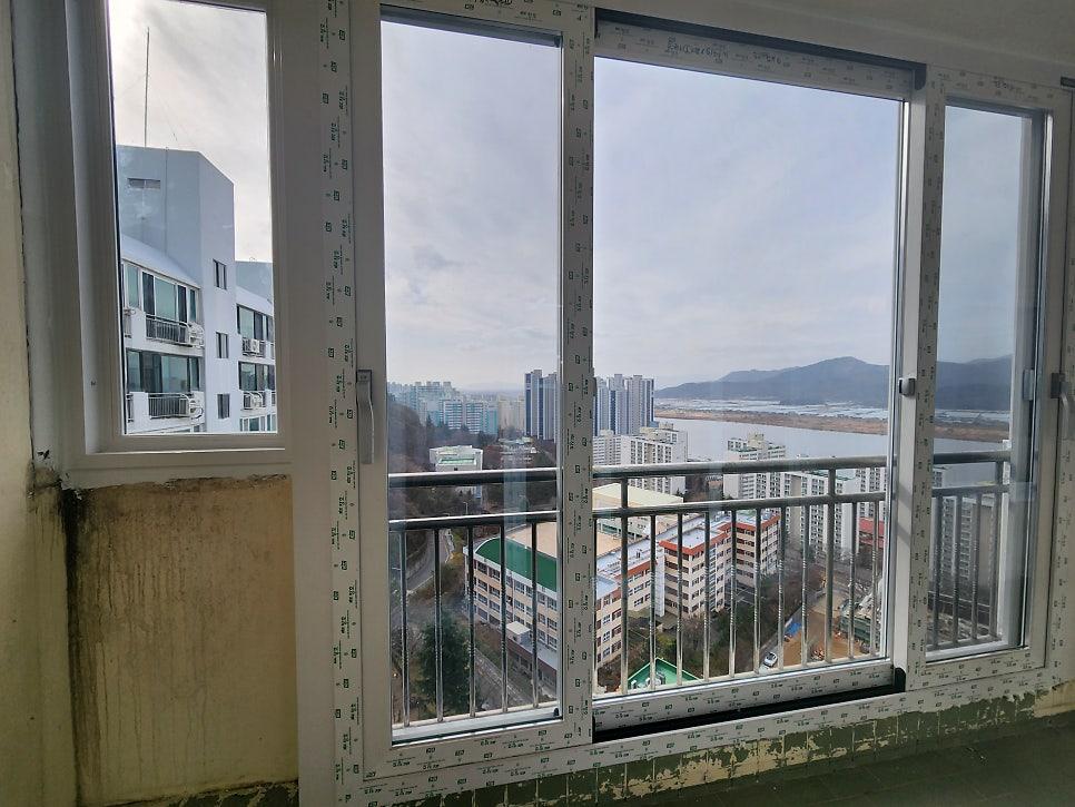 도시 풍경이 보이는 창호 프레임 근접 모습