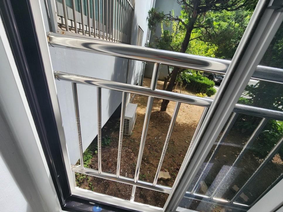 외부 벽면과 밀착된 창호 레일 상태