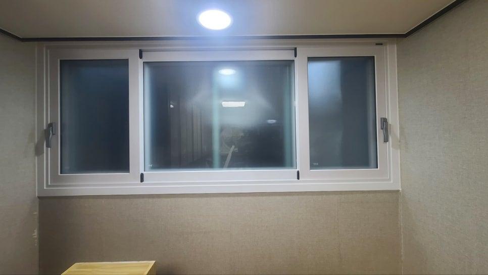 베이지색 벽지와 조화를 이루는 흰색 창호와 손잡이