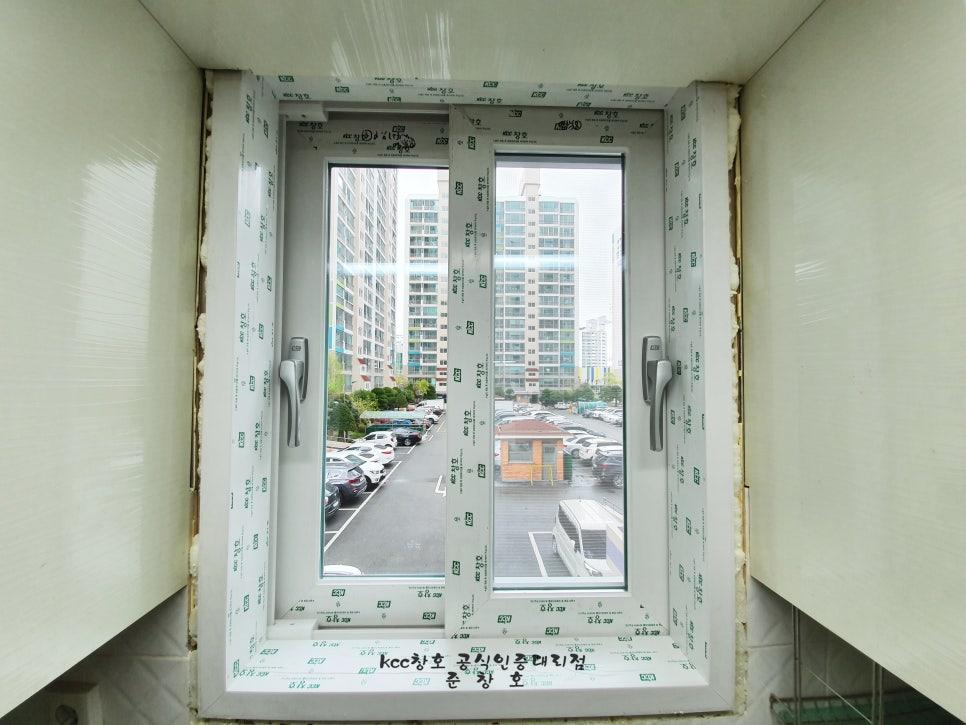 도시 풍경을 배경으로 설치된 화이트 창호 프레임