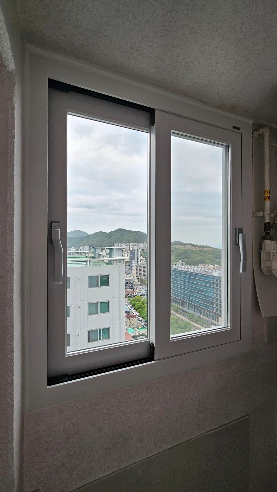 흰색 벽지와 탄성코트 천장 아래 설치된 창호