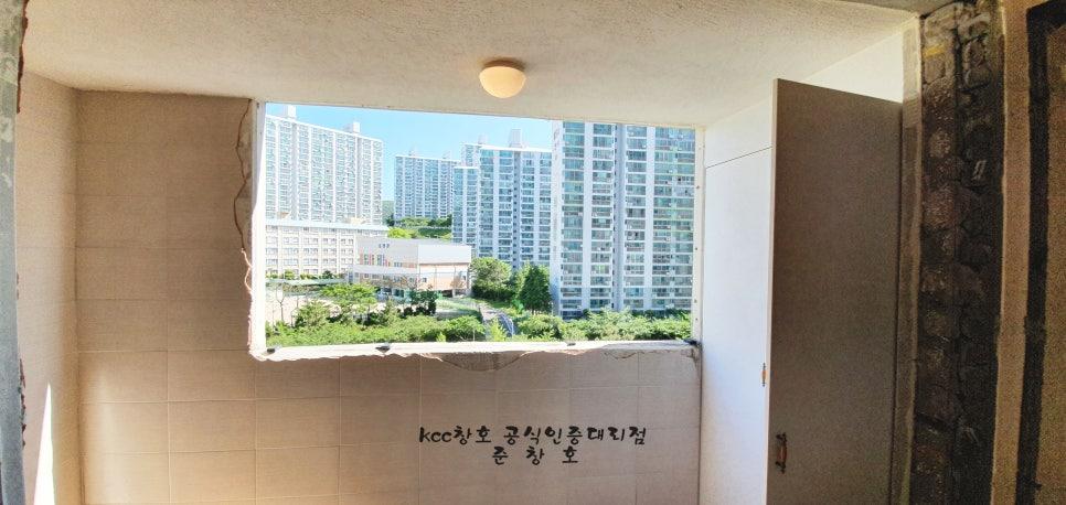 흰색 타일 마감과 함께 설치된 창호 근접샷