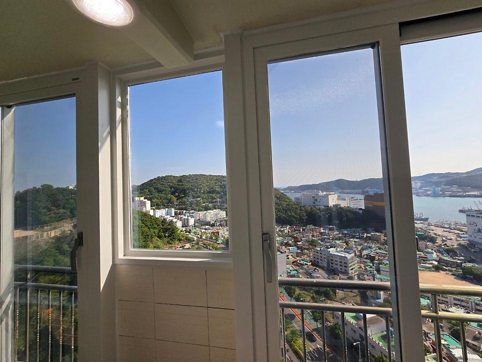 흰색 프레임과 발코니 난간이 보이는 모습