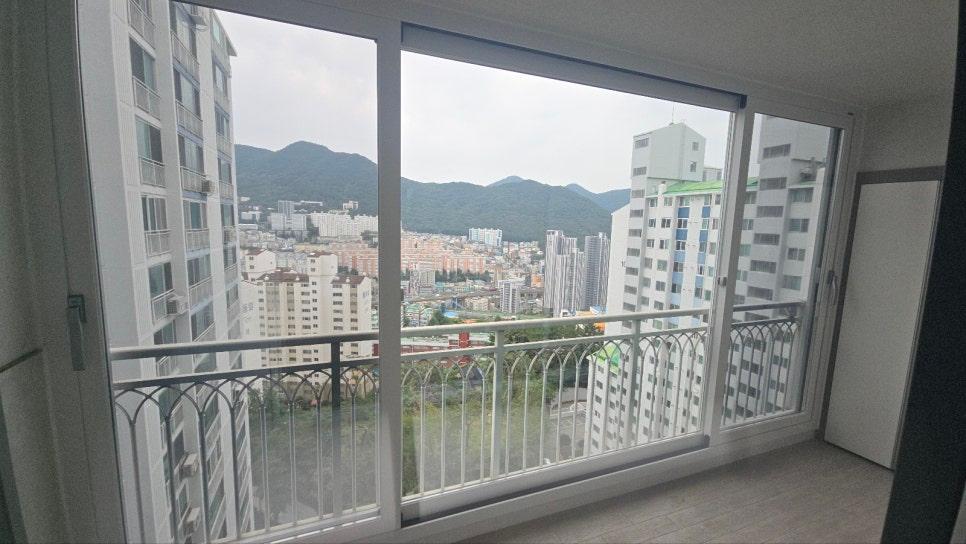 베이지색 타일 바닥과 화이트 슬라이딩 창호가 설치된 모습