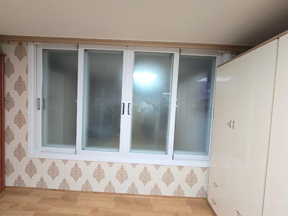 베이지색 벽지와 흰색 프레임 슬라이딩 창호의 조화