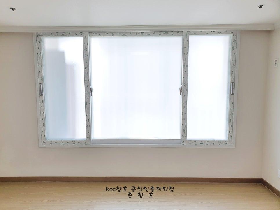 목재 마루 바닥과 흰색 블라인드가 설치된 방 창호