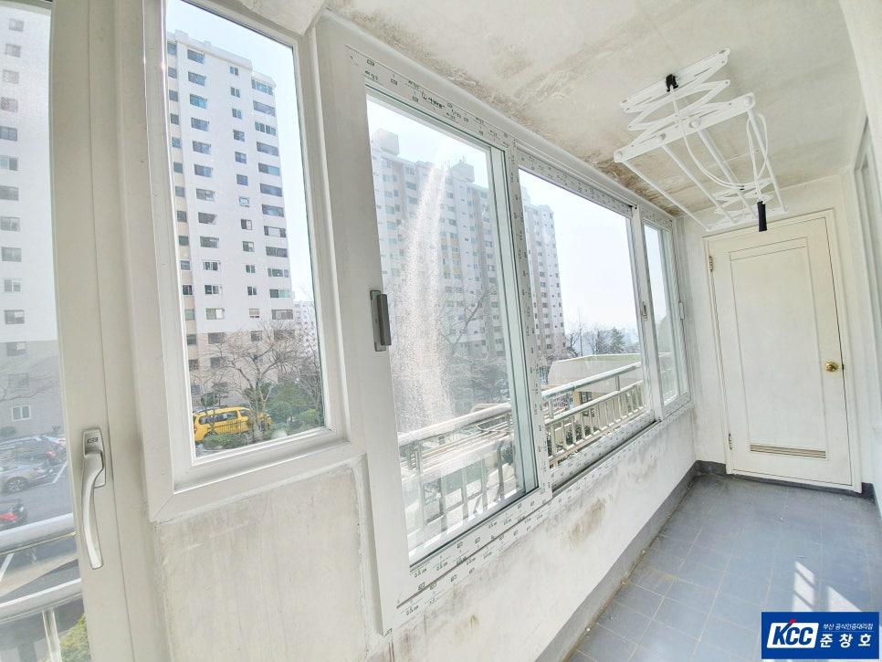 화이트 창호와 화이트 문이 조화를 이루는 발코니