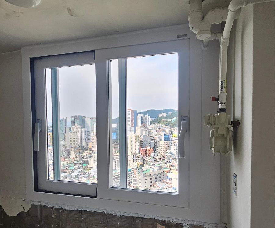 흰색 벽면 배경의 슬라이딩 구조 창호 시공 상태
