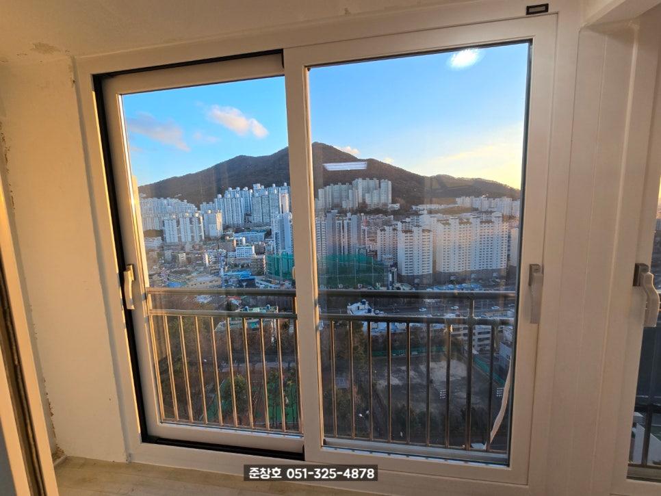 창문과 외부 풍경이 보이는 실내 창호 근접 샷