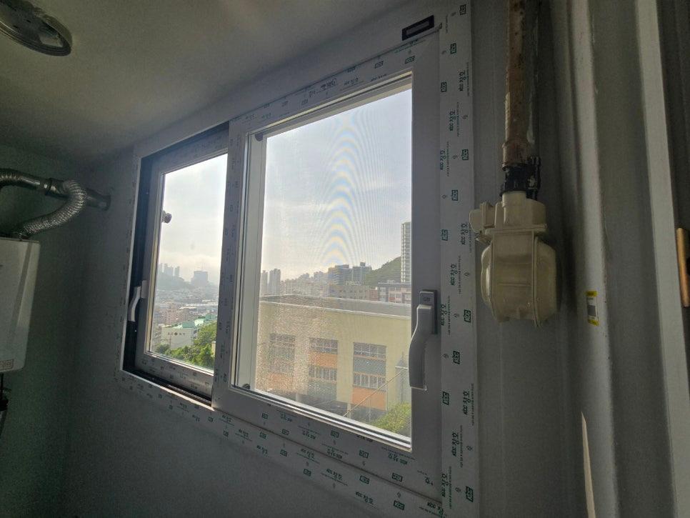 도시 풍경이 보이는 흰색 창호 프레임