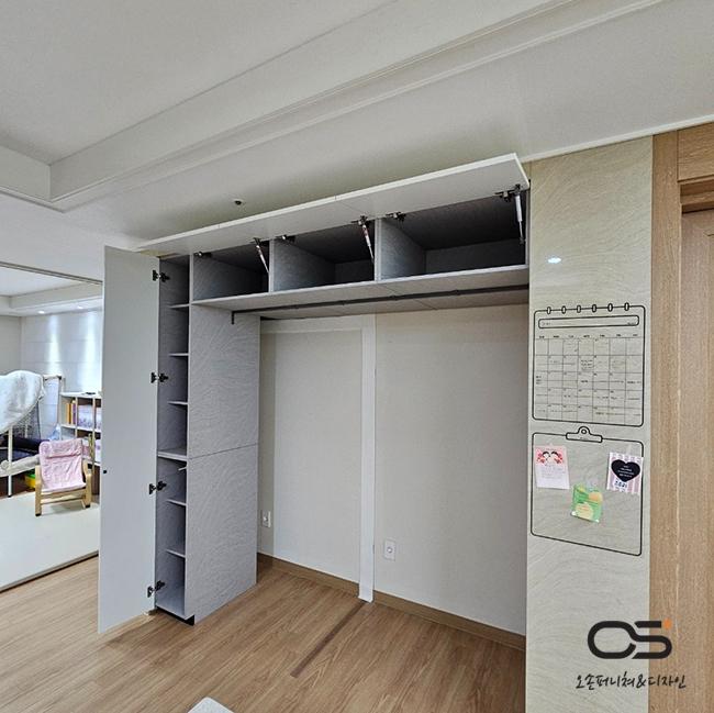 벽면을 채운 무광 화이트 수납장과 내부 모습
