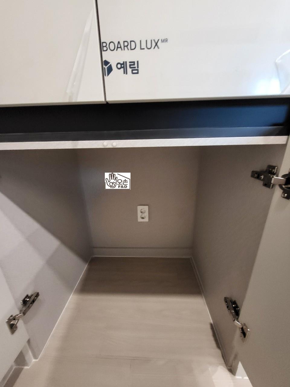 친환경 E0 자재로 마감된 수납장 내부의 디테일한 모습입니다.