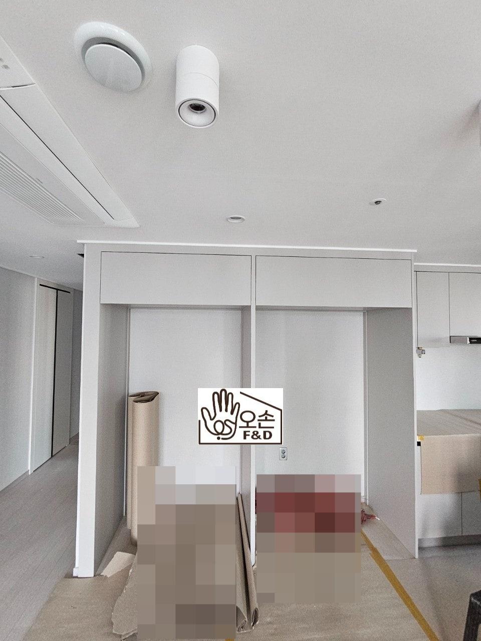 수납장 설치 중인 복도와 천장 설비 상태
