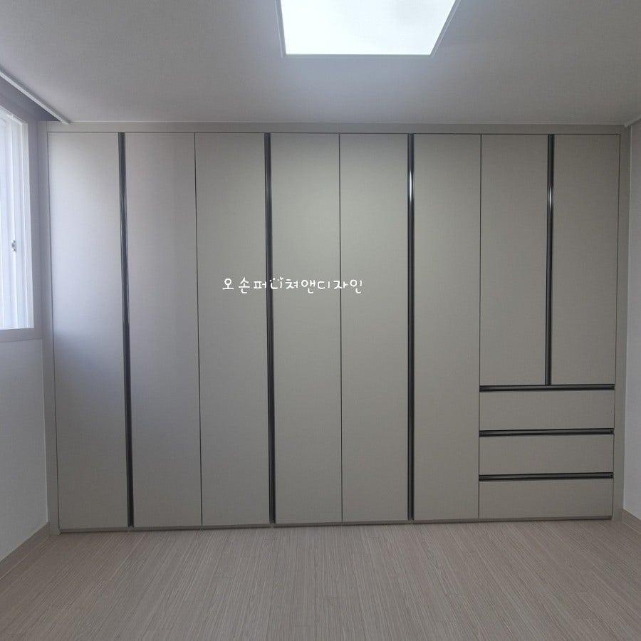 차분한 회색 톤의 드레스룸 붙박이장