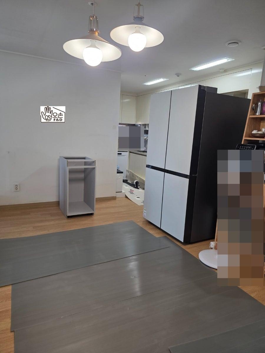 정돈된 냉장고와 화이트 벽면의 깔끔한 모습