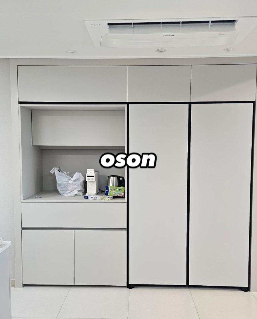 군더더기 없이 깔끔하게 마감된 화이트 주방