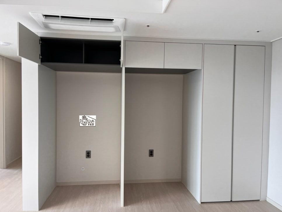 흰색 수납장과 천장 에어컨이 보이는 기초 시공 단계