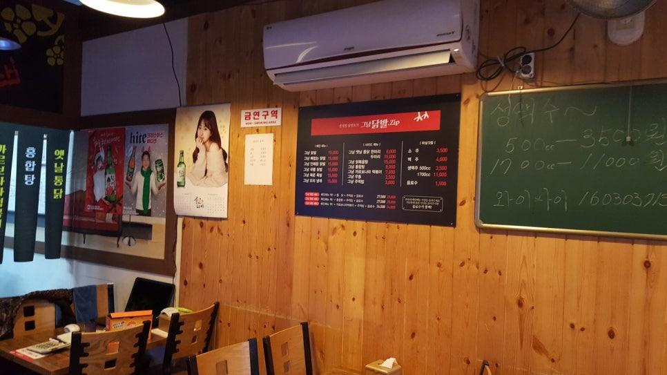 나무 소재의 가구들이 정돈된 내부 모습