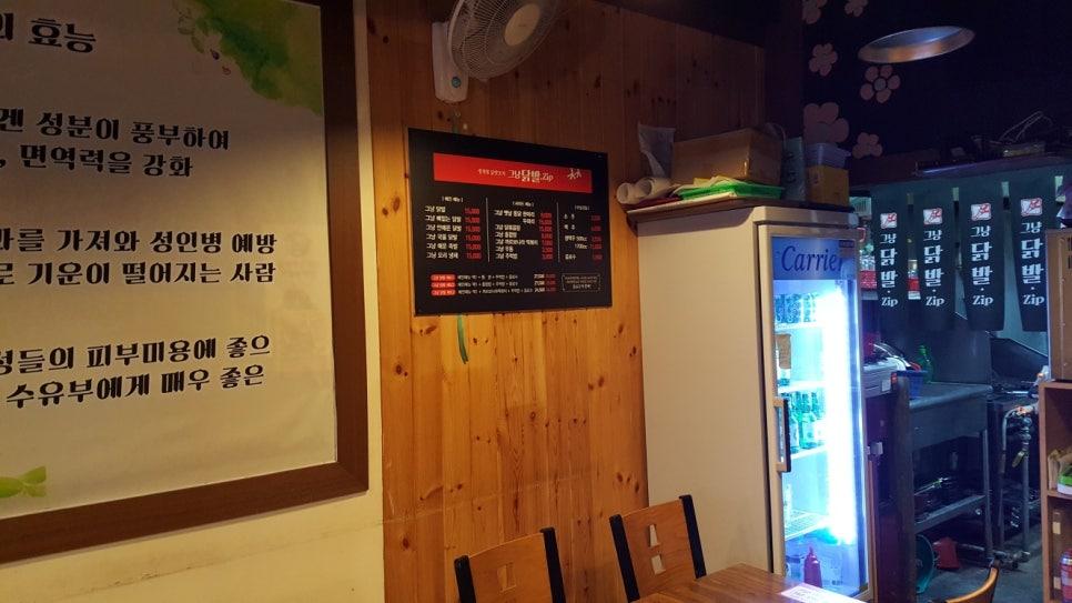 우드톤 벽면과 가구가 배치된 실내 공간