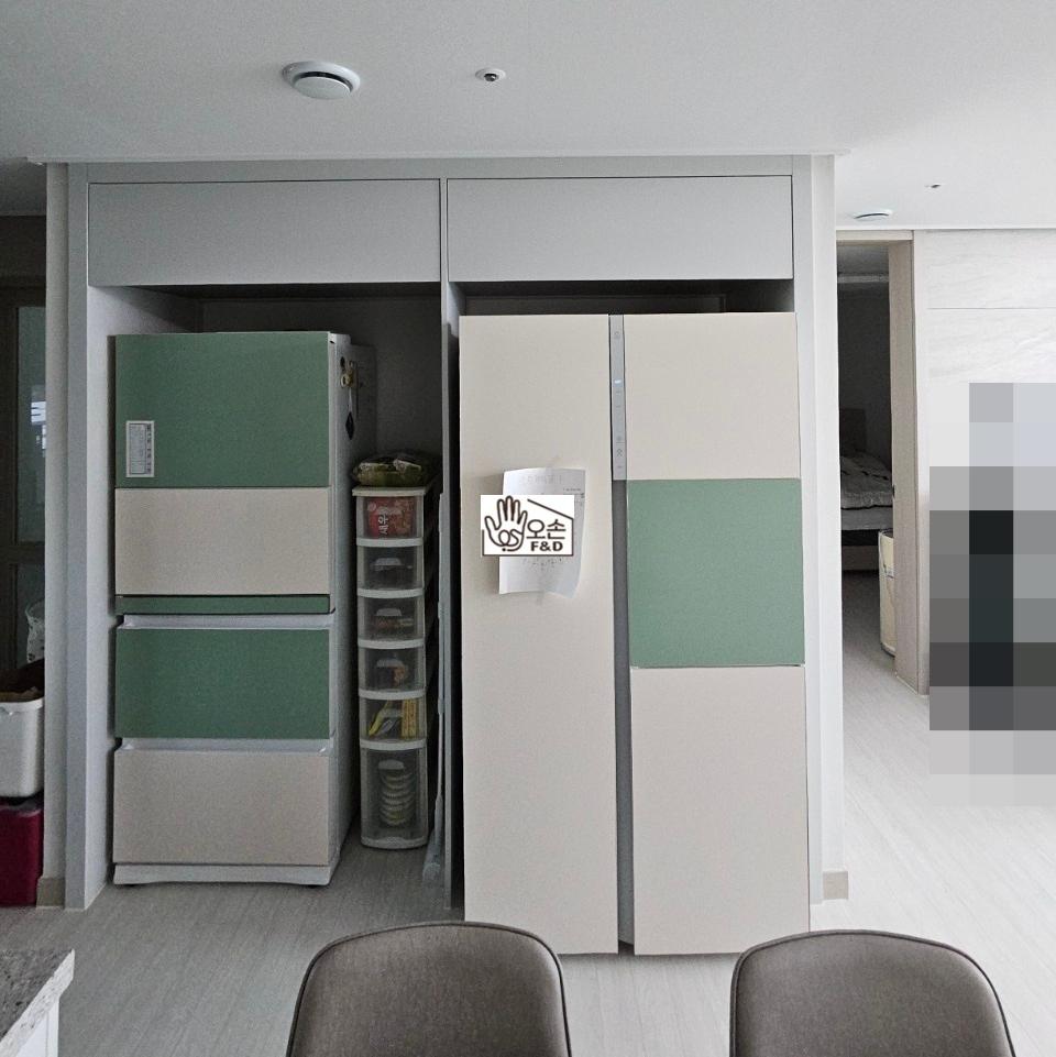 주방 톤에 맞춰 차분하게 완성된 상부장 라인