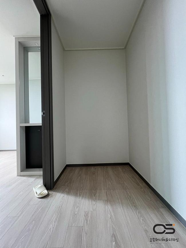 검은색 베이스보드와 프레임 도어가 설치된 실내