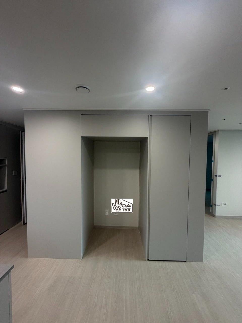 복도와 이어지는 수납장이 차분한 회색 벽면과 잘 어우러져요.