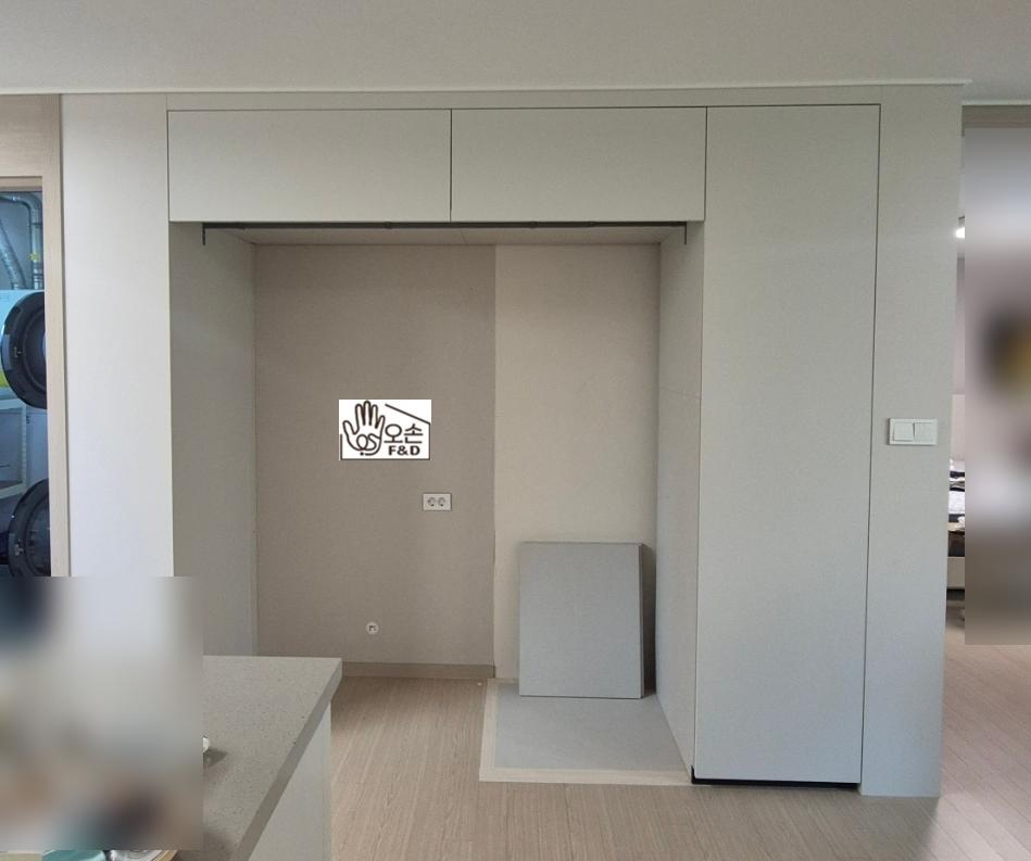 상부 수납장 아래로 내부 공간을 비워낸 작업 모습