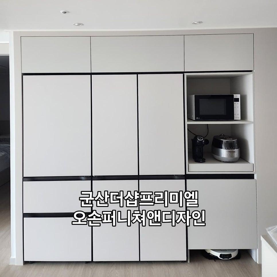 가전제품들이 깔끔하게 수납된 효율적인 주방 내부