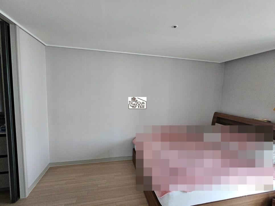 차분한 회색 벽지가 돋보이는 안방의 첫인상