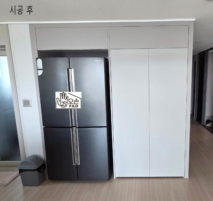 냉장고 옆 빈 공간을 채운 회색 수납장