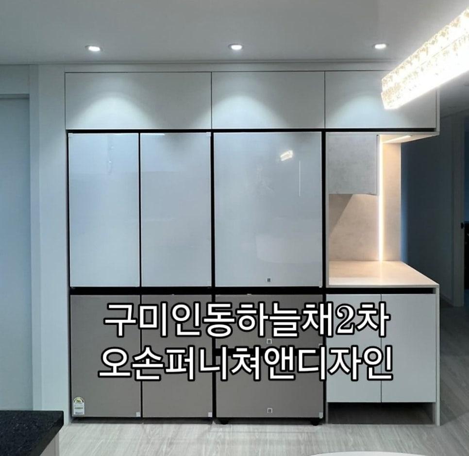 그레이 컬러와 유리 문이 매력적인 세련된 주방