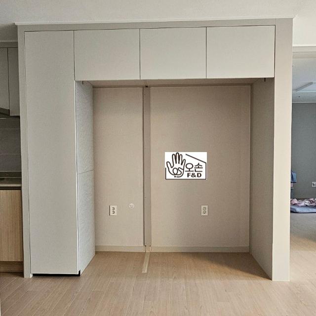 베이지색 벽면의 전기 소켓 위치를 확인하는 단계