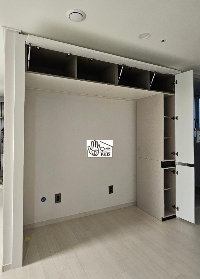 깔끔하게 마감된 상부장과 화이트 벽면