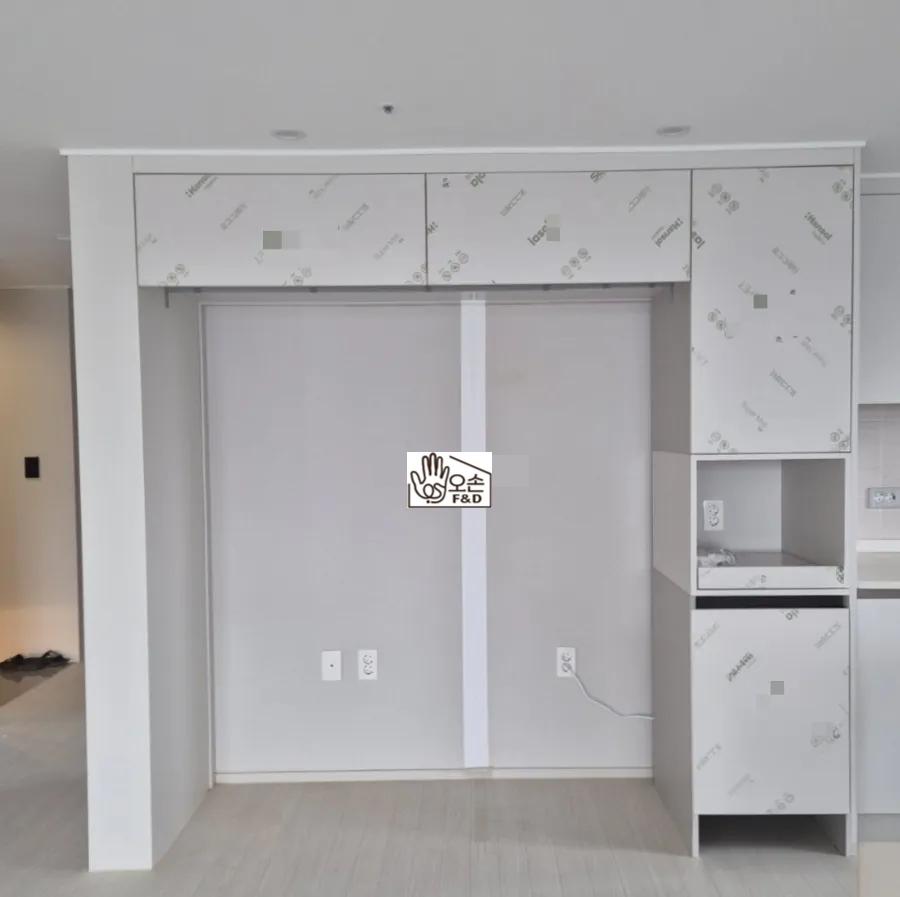 깔끔하게 정돈된 화이트톤 드레스룸