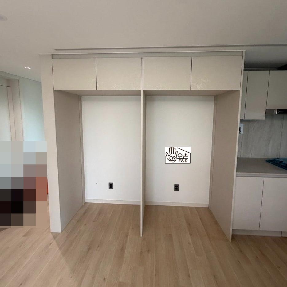 주방 수납장과 상판 옆으로 세워진 가구 구조물