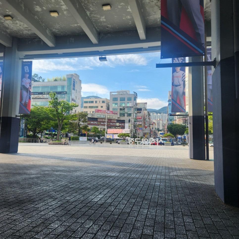 브릭 바닥과 건물이 보이는 외부의 넓은 개방 구역