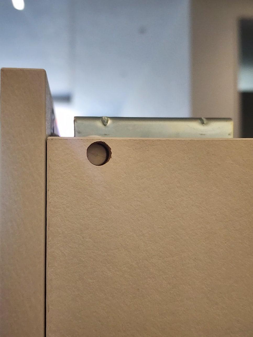상판의 디테일한 부품 결합 과정