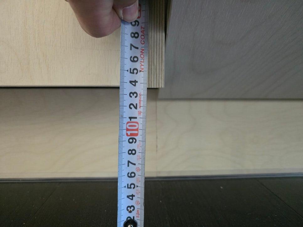 도어의 원활한 움직임을 위해 세밀하게 높이를 조절하는 과정