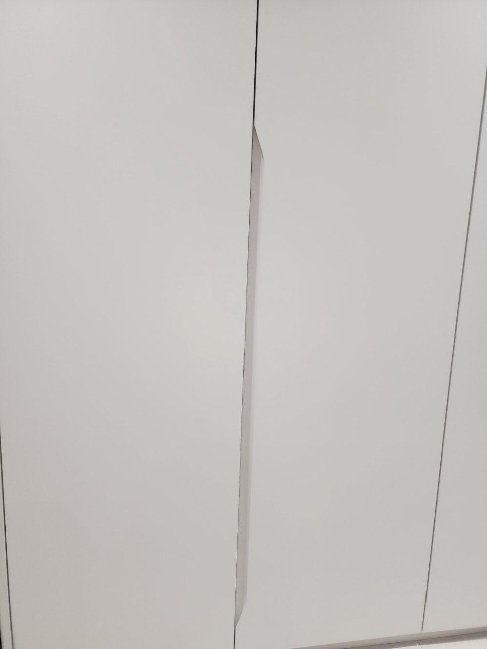 디테일한 마감을 위해 작업 중인 벽면