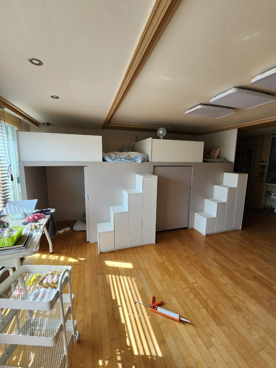 계단식 수납장과 상부 침대가 결합된 아이방