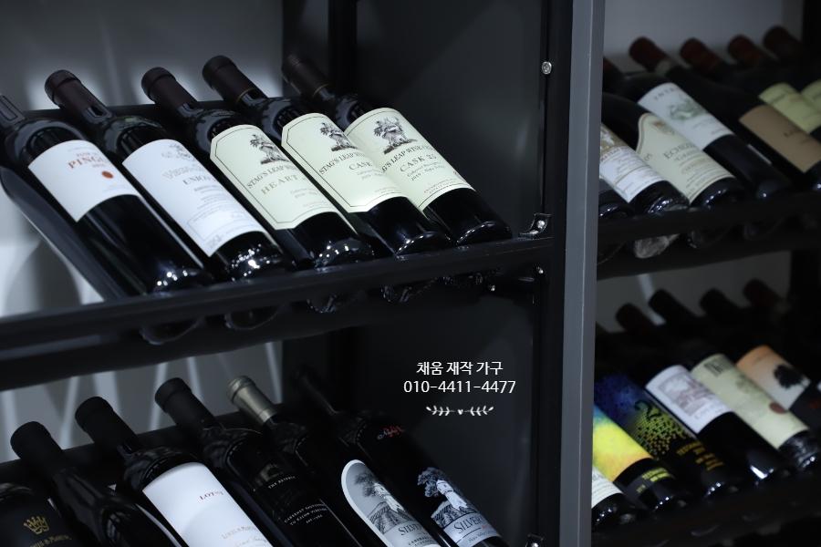 블랙 선반 위에서 더욱 빛나는 와인 라벨들